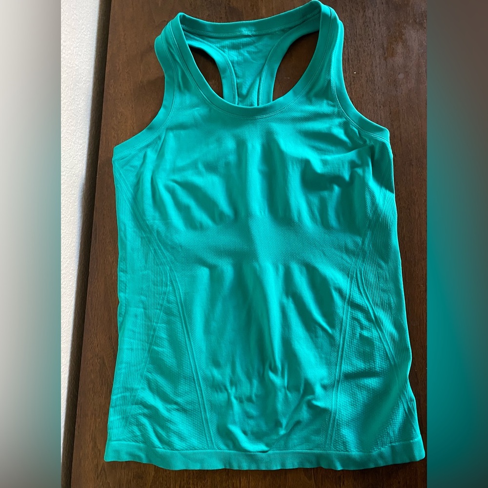 NWOT Athleta Momentum Seamless Tank. Color: Tropics